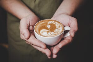 Ilustrasi kopi latte berbasis Arabika - Freepik/Jcomb
