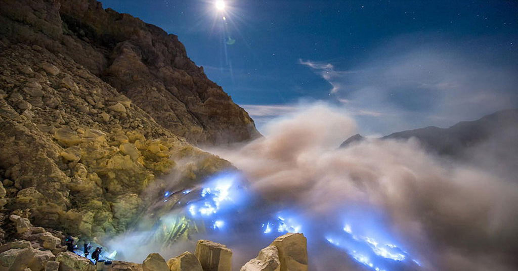 The-Stunning-Blue-Flame-in-the-Crater-of-Mount-Ijen-Yuk-Banyuwangi