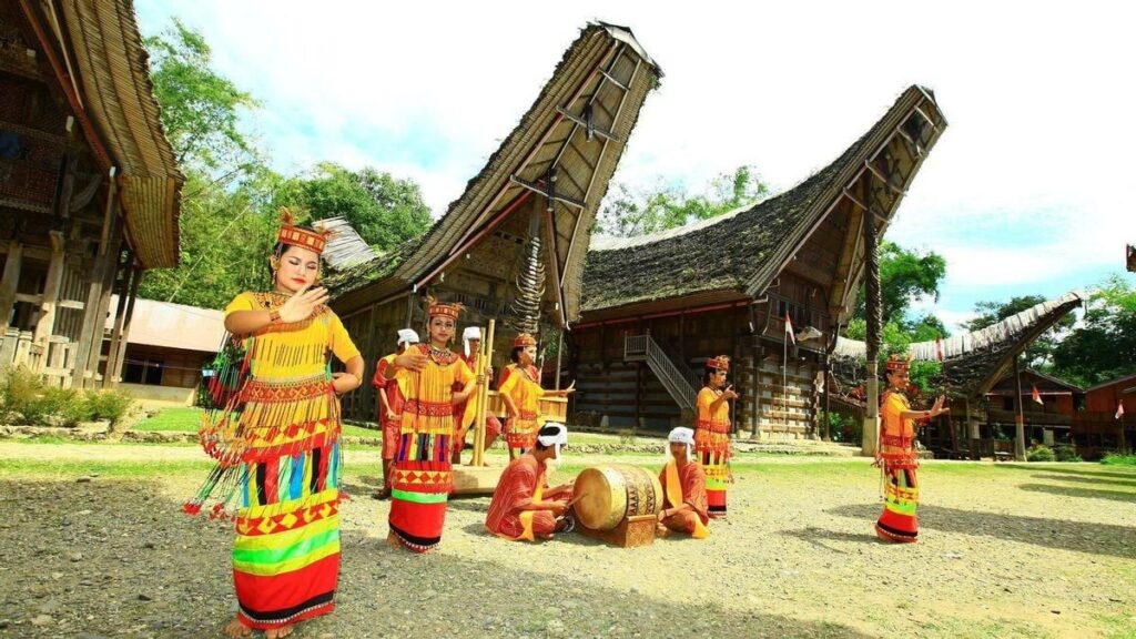Tarian dan Rumah Adat Toraja berbentuk Tongkonan - ERA.ID