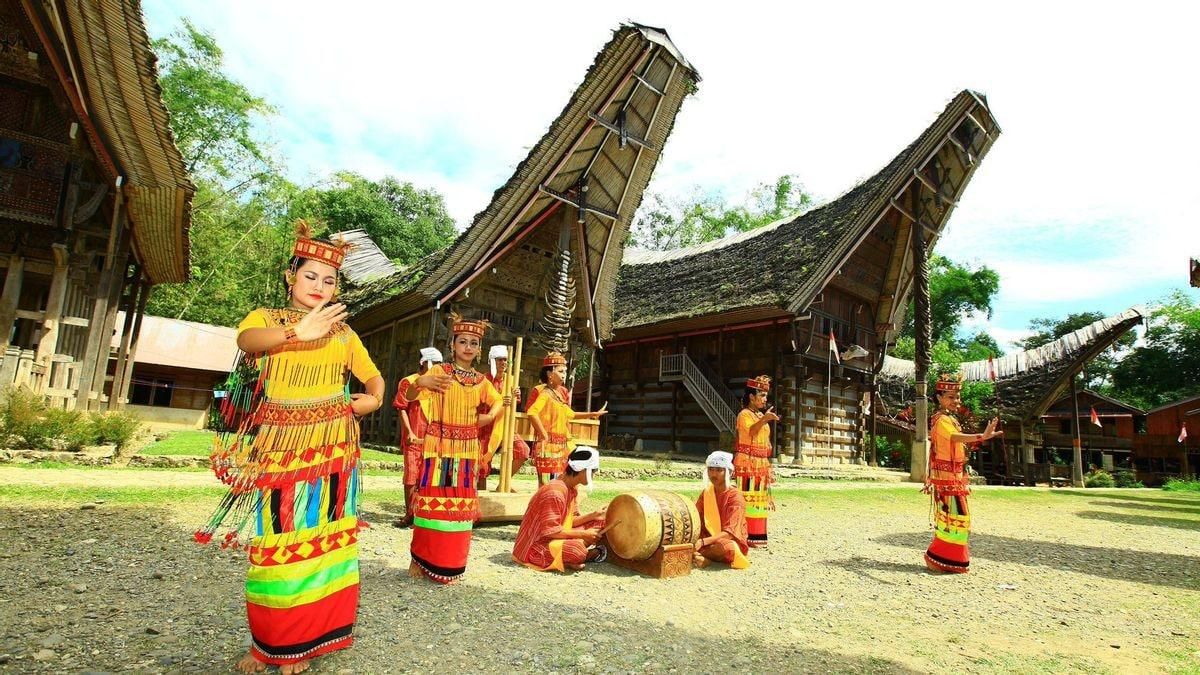 Tarian dan Rumah Adat Toraja berbentuk Tongkonan - ERA.ID